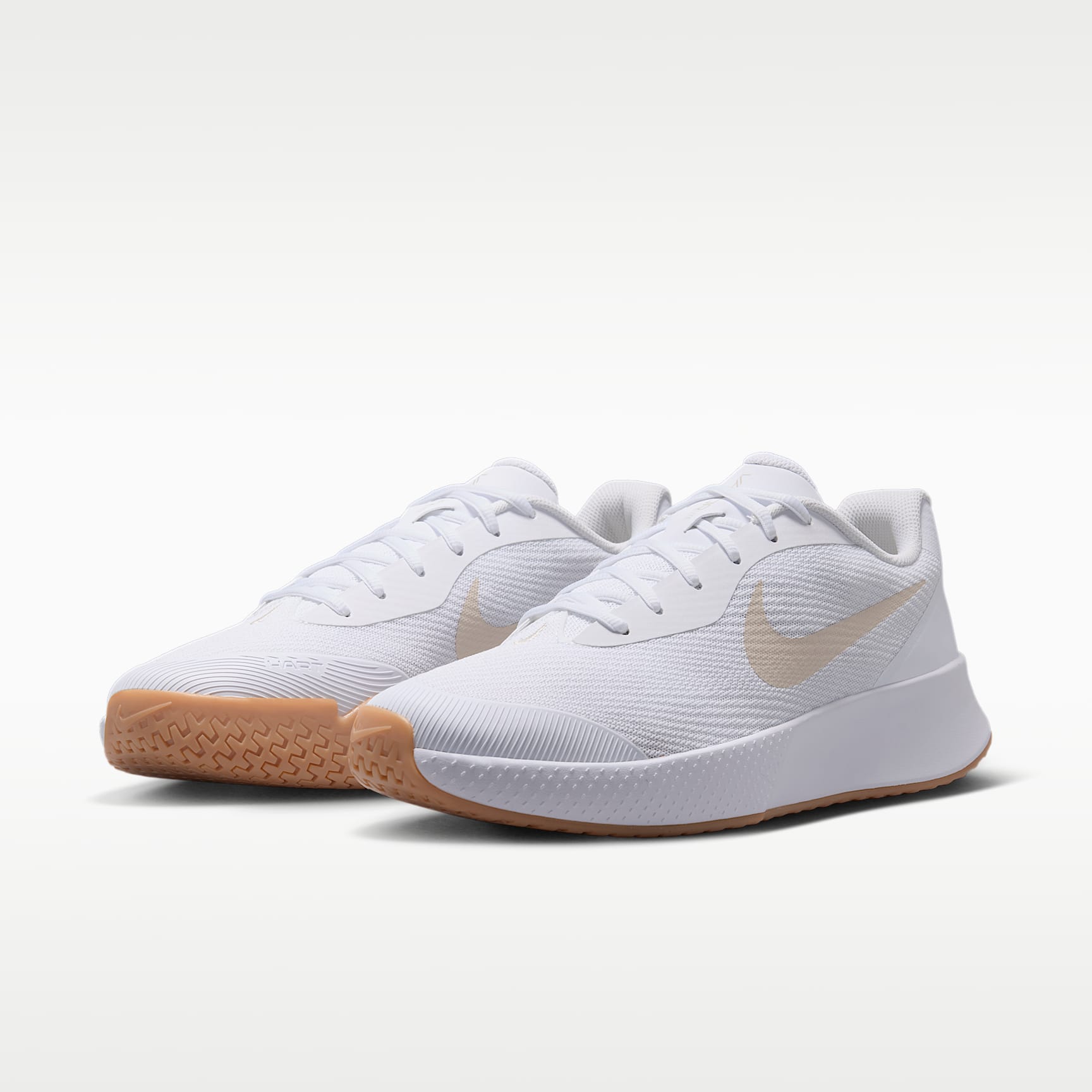 Nike Vapor Lite 3 Tennisschuh für Hartplätze (Herren) – Weiß/Summit White/Gum Yellow/Light Orewood Brown
