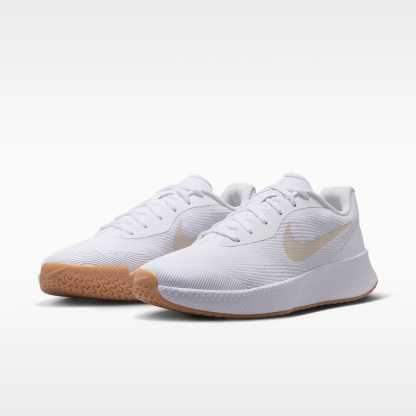 Nike Vapor Lite 3 Tennisschuh für Hartplätze (Herren) – Weiß/Summit White/Gum Yellow/Light Orewood Brown