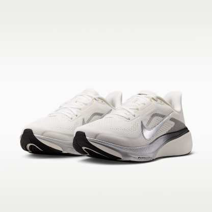 Nike Pegasus 42 Straßenlaufschuh (Damen) – Summit White/Sail/Schwarz/Metallic Silver