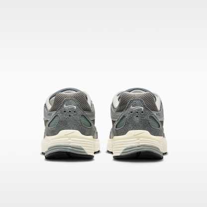 Nike P-6000 Schuh – Flat Pewter/Light Iron Ore/Metallic Silver/Weiß