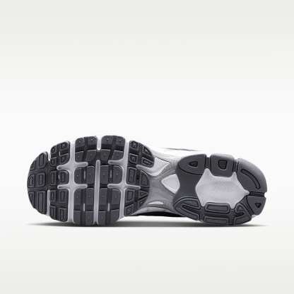 Nike Air Max Moto 2K Schuh (Herren) – Cool Grey/Photon Dust/Wolf Grey/Weiß