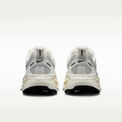 Nike Vomero 18 Straßenlaufschuh (Damen) – Summit White/Coconut Milk/Coconut Milk/Schwarz