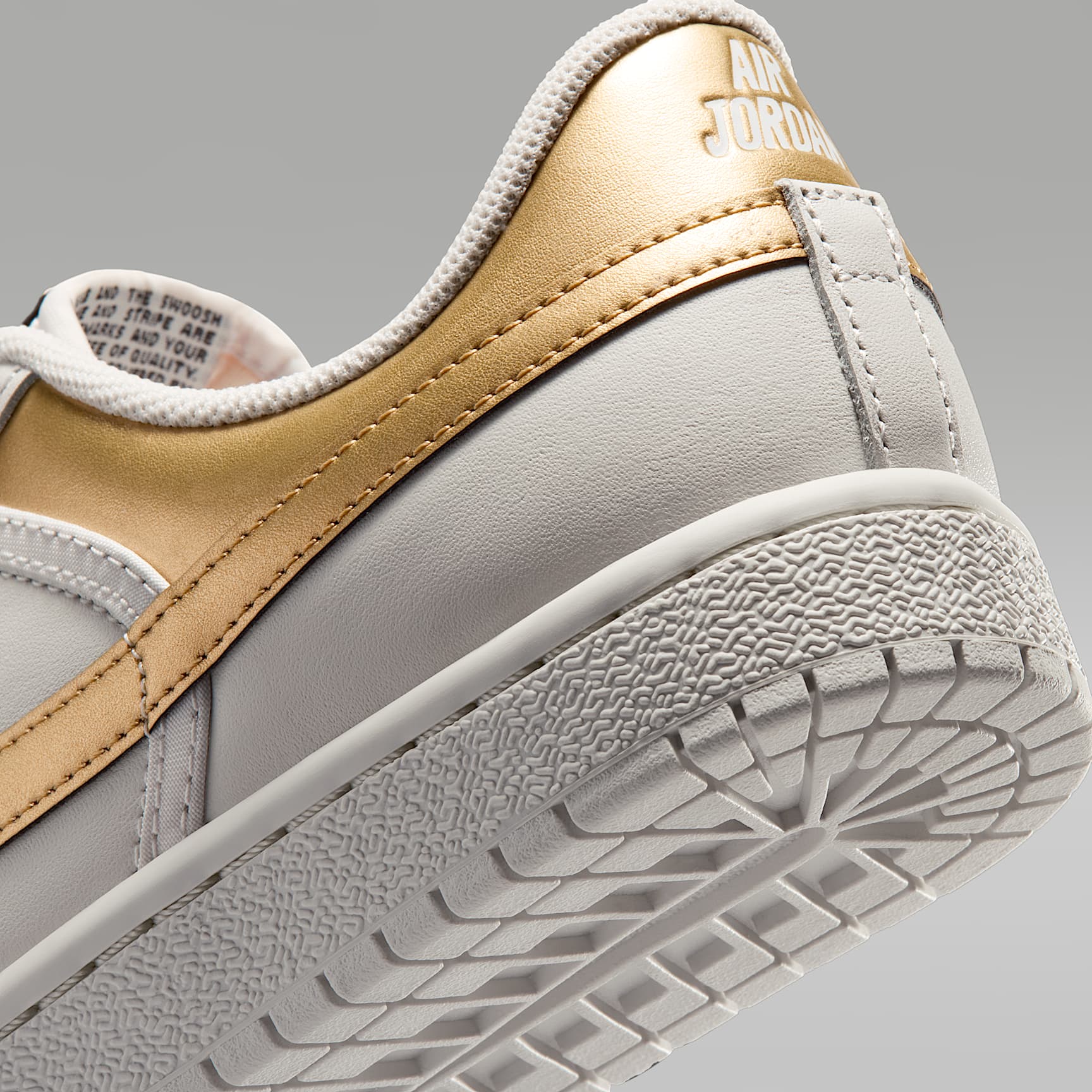Air Jordan Skyline Low Damenschuh – Swan/Schwarz/Metallic Gold