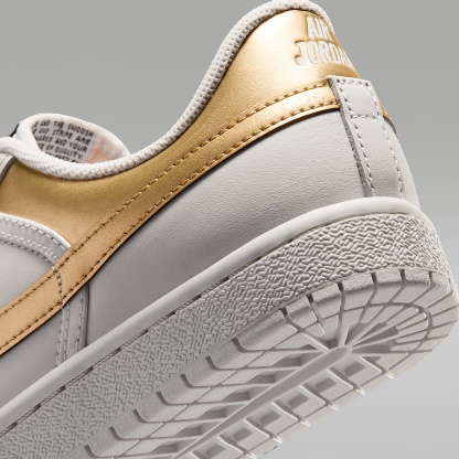 Air Jordan Skyline Low Damenschuh – Swan/Schwarz/Metallic Gold