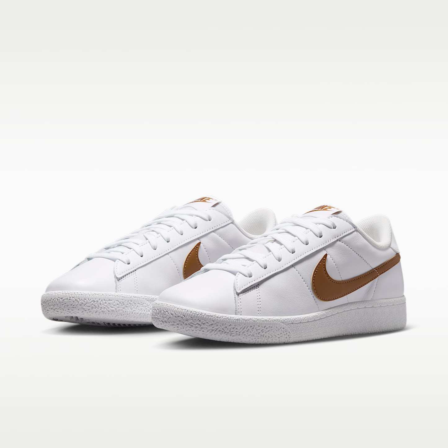 Nike Tennis Classic Damenschuh – Weiß/Weiß/Light British Tan