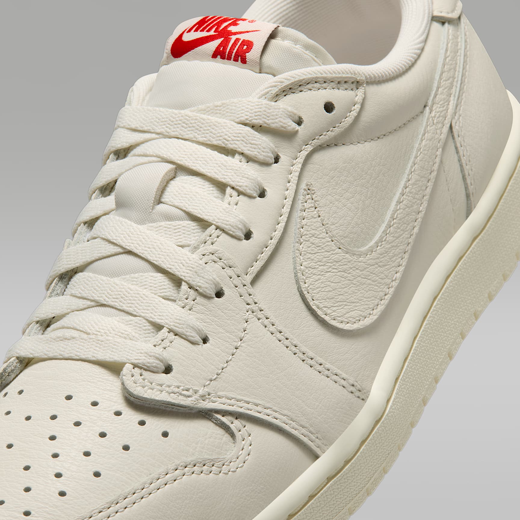 Air Jordan 1 Retro Low Schuh (Herren) – Sail/University Red/Sail