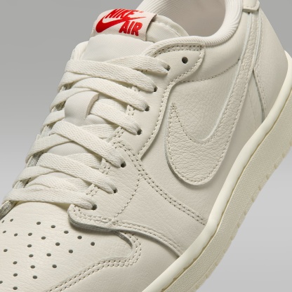 Air Jordan 1 Retro Low Schuh (Herren) – Sail/University Red/Sail