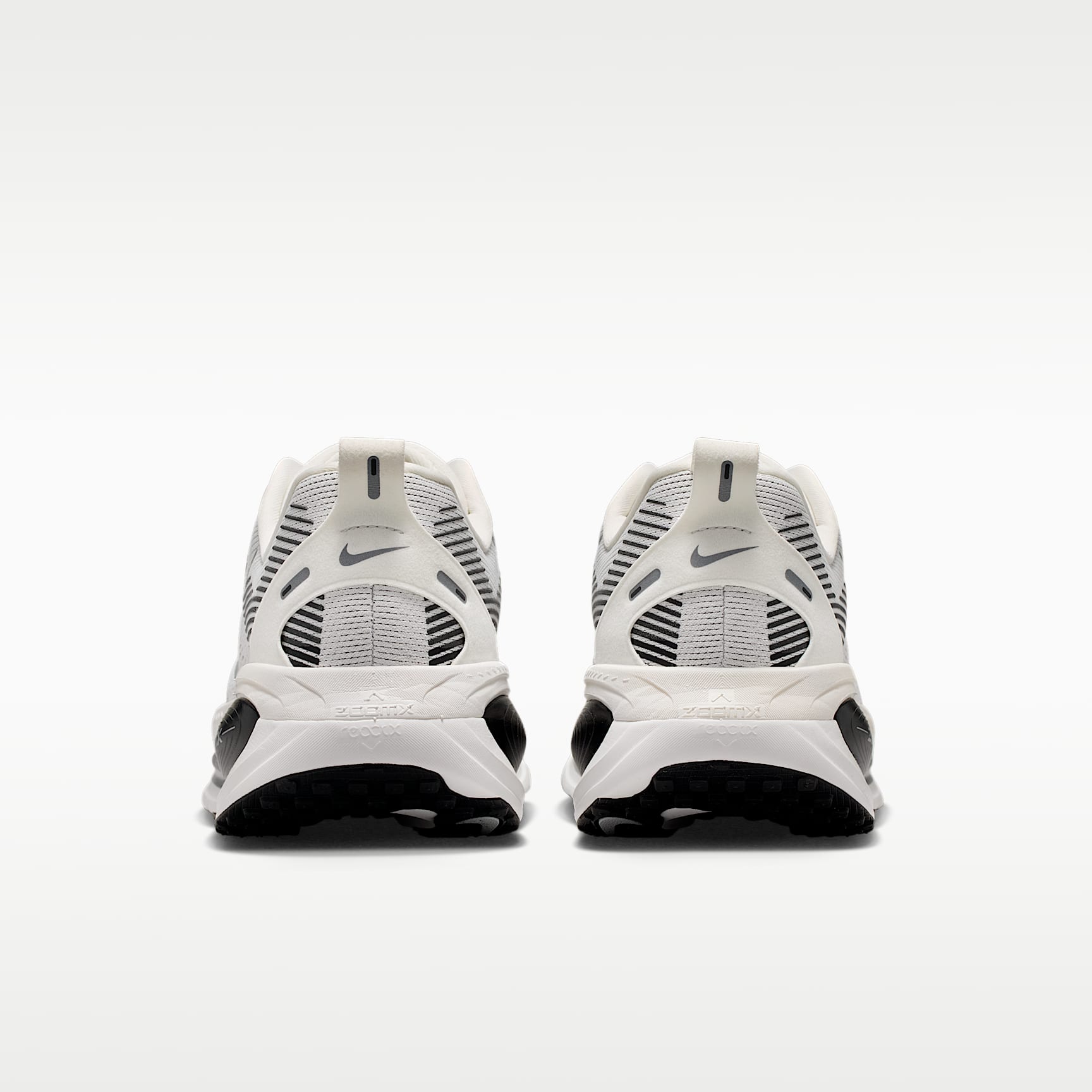 Nike Vomero 18 Straßenlaufschuh (Herren) – Summit White/Schwarz/Off White/Metallic Silver