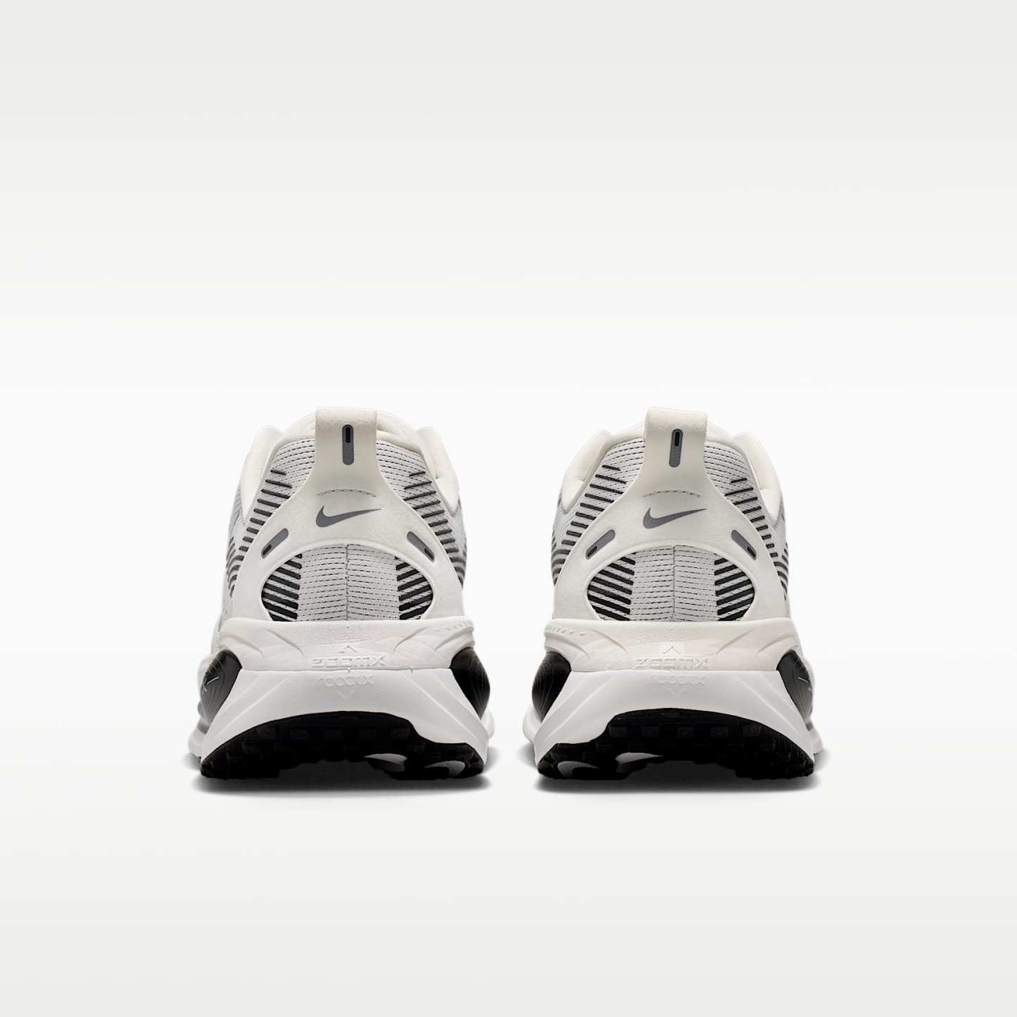 Nike Vomero 18 Straßenlaufschuh (Herren) – Summit White/Schwarz/Off White/Metallic Silver