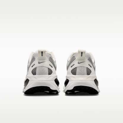 Nike Vomero 18 Straßenlaufschuh (Herren) – Summit White/Schwarz/Off White/Metallic Silver