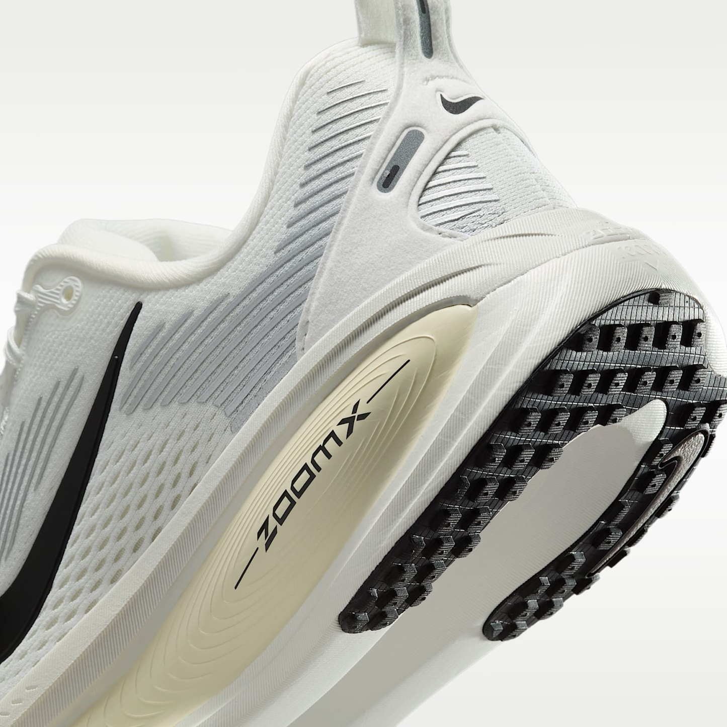 Nike Vomero 18 Straßenlaufschuh (Damen) – Summit White/Coconut Milk/Coconut Milk/Schwarz