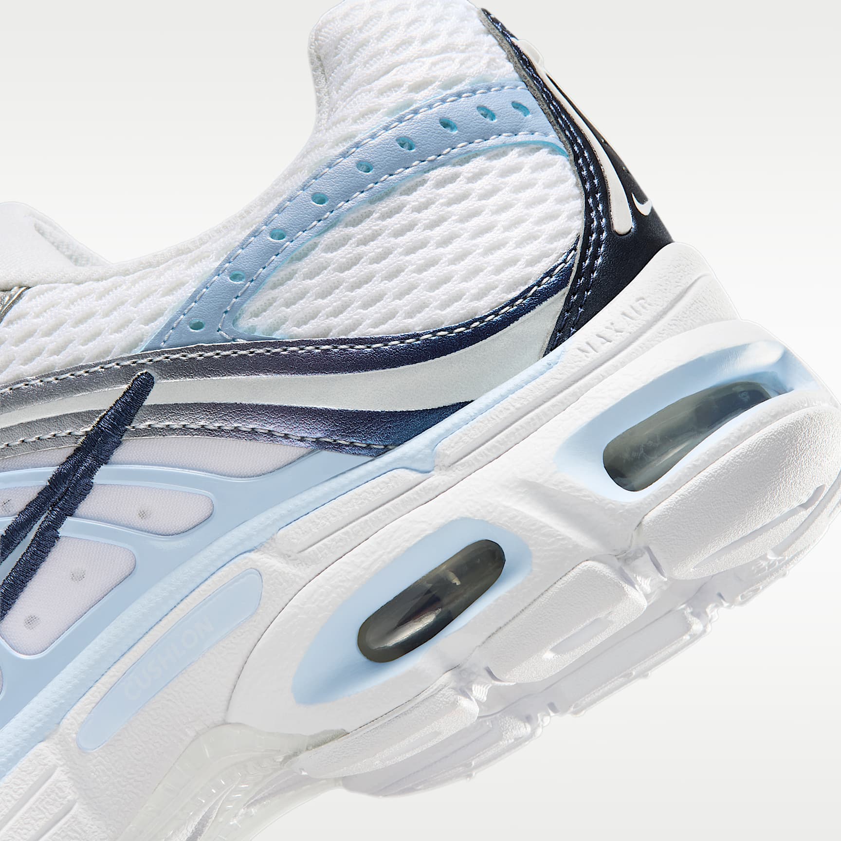 Nike Air Max Moto 2K Schuh (Damen) – Weiß/Metallic Silver/Midnight Navy/Hydrogen Blue