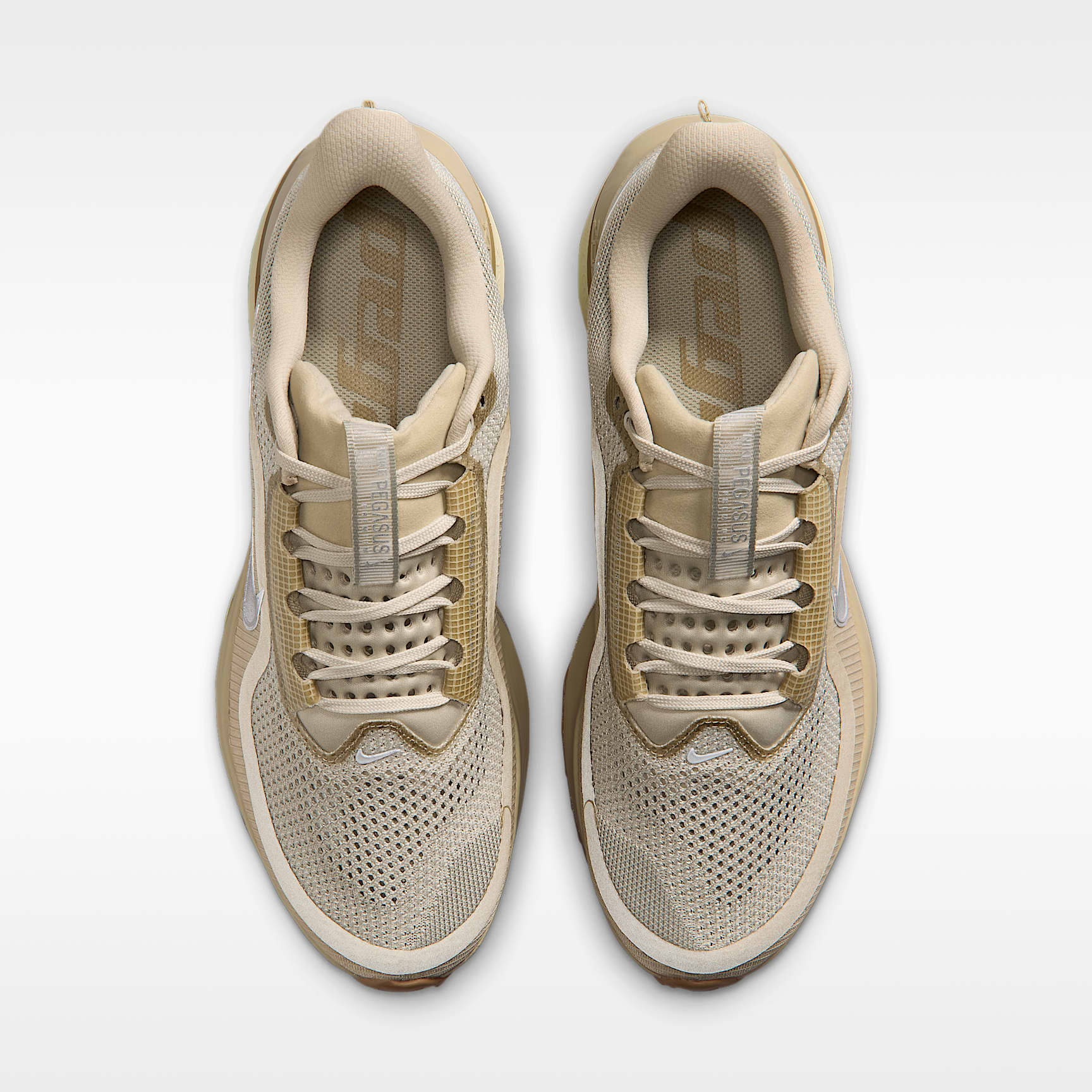 Nike Pegasus Premium Straßenlaufschuh (Herren) – Desert Khaki/Light Khaki/Filbert/Metallic Silver