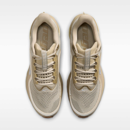 Nike Pegasus Premium Straßenlaufschuh (Herren) – Desert Khaki/Light Khaki/Filbert/Metallic Silver