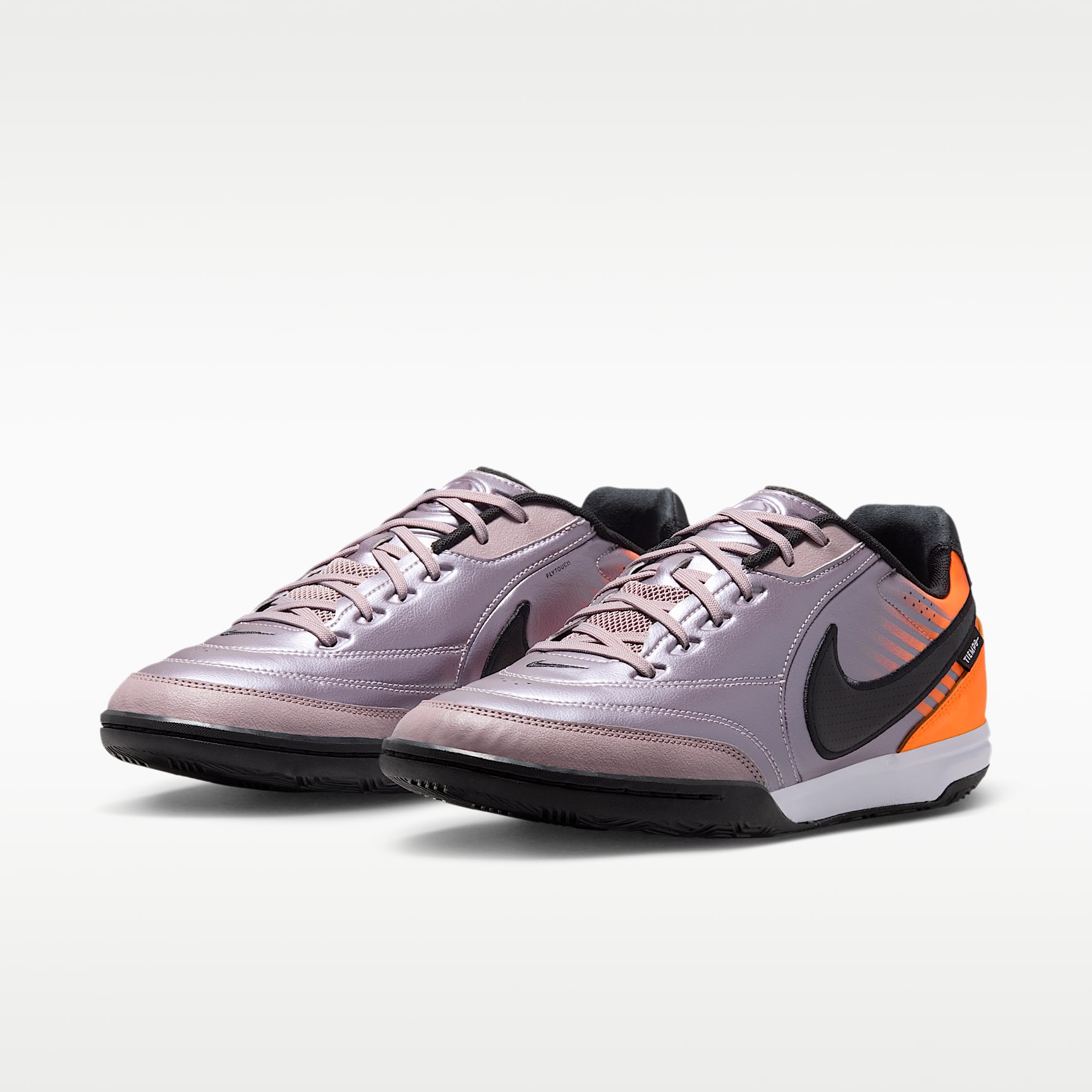 Nike Tiempo Streetgato PRM Heritage Low-Top-Fußballschuh für Hallen- und Hartplätze – Bleached Lilac/Total Orange/Schwarz