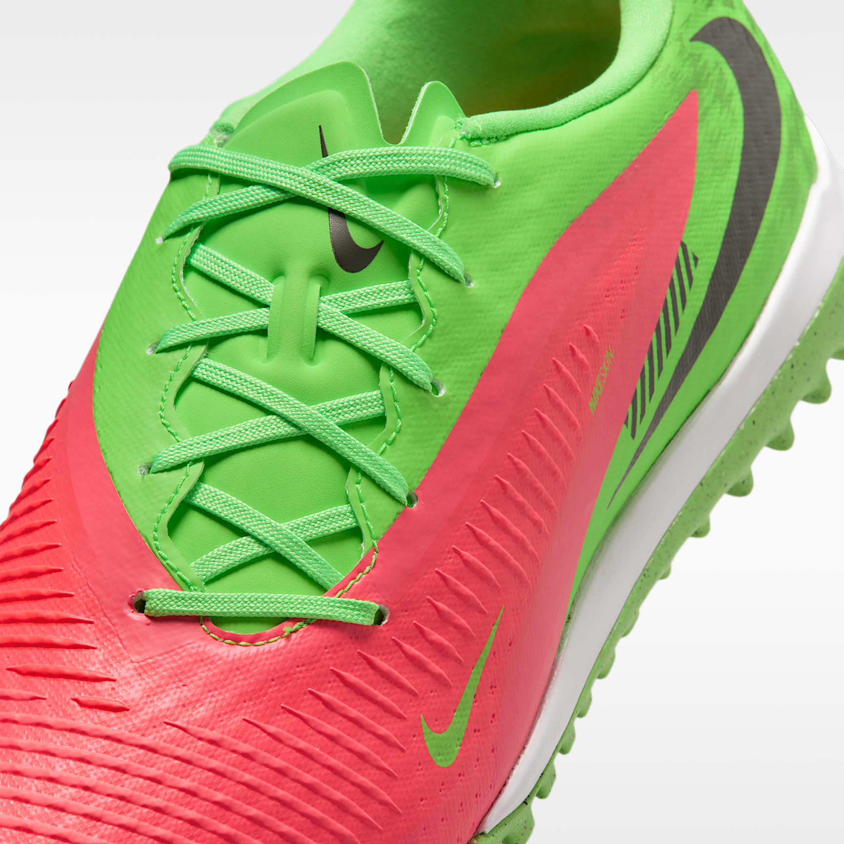 Nike Phantom 6 Low Academy "Erling Haaland" Fußballschuh für Turf – Hot Punch/Green Strike/Schwarz