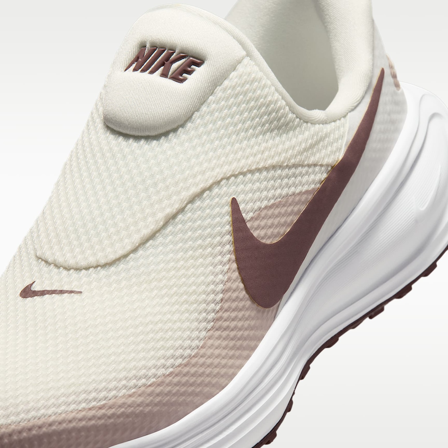 Nike Revolution 8 EasyOn Straßenlaufschuh (Damen) – Phantom/Weiß/Silt Red/Tattoo