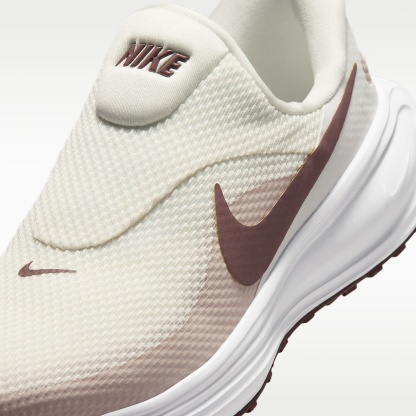 Nike Revolution 8 EasyOn Straßenlaufschuh (Damen) – Phantom/Weiß/Silt Red/Tattoo