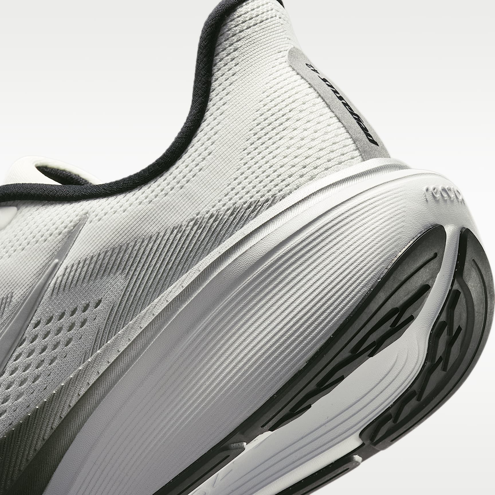 Nike Pegasus 42 Straßenlaufschuh (Herren) – Summit White/Photon Dust/Schwarz/Metallic Silver