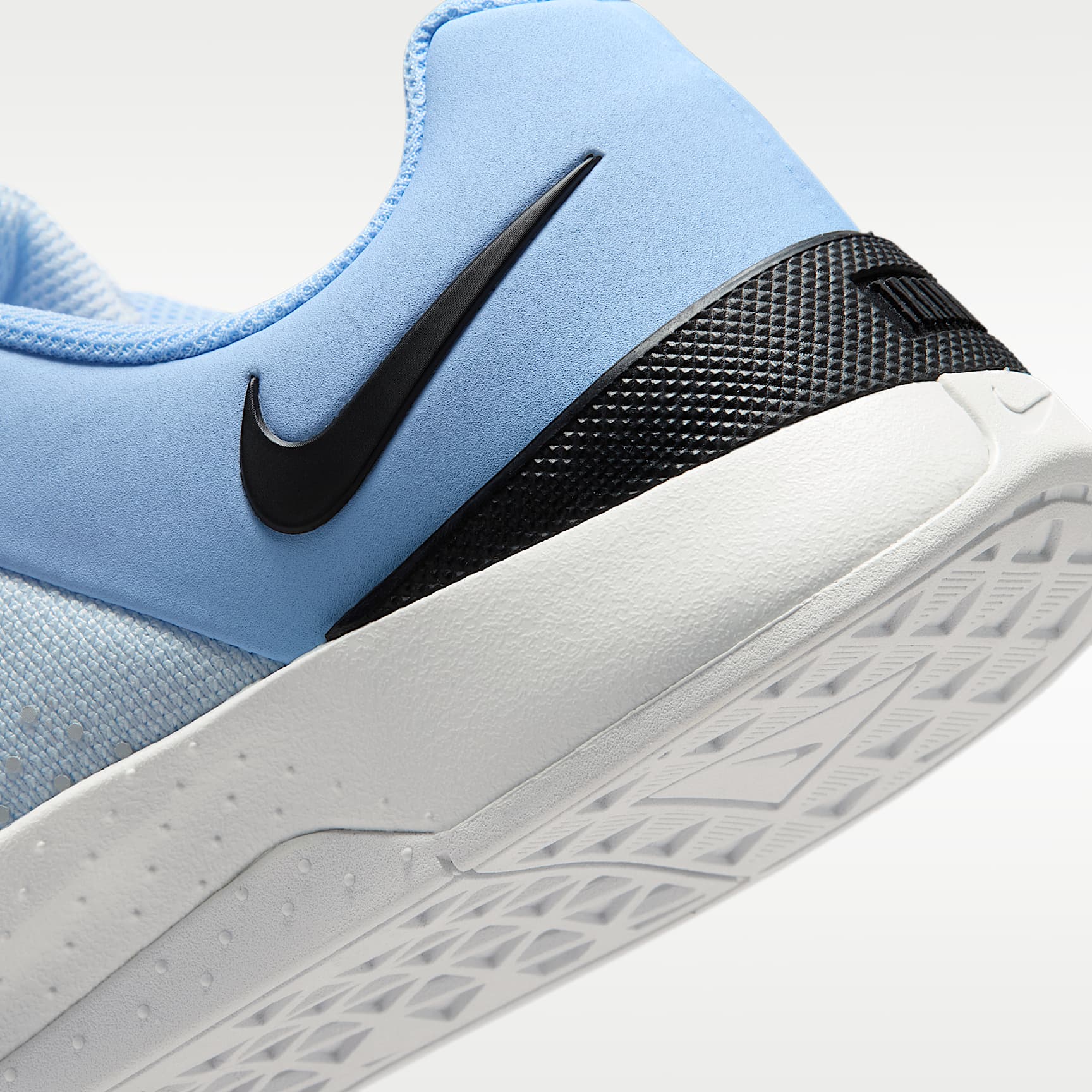 Nike MC Trainer 4 Trainingsschuh (Damen) – Football Grey/Aluminum/Off White/Schwarz