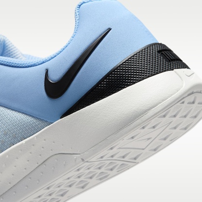 Nike MC Trainer 4 Trainingsschuh (Damen) – Football Grey/Aluminum/Off White/Schwarz