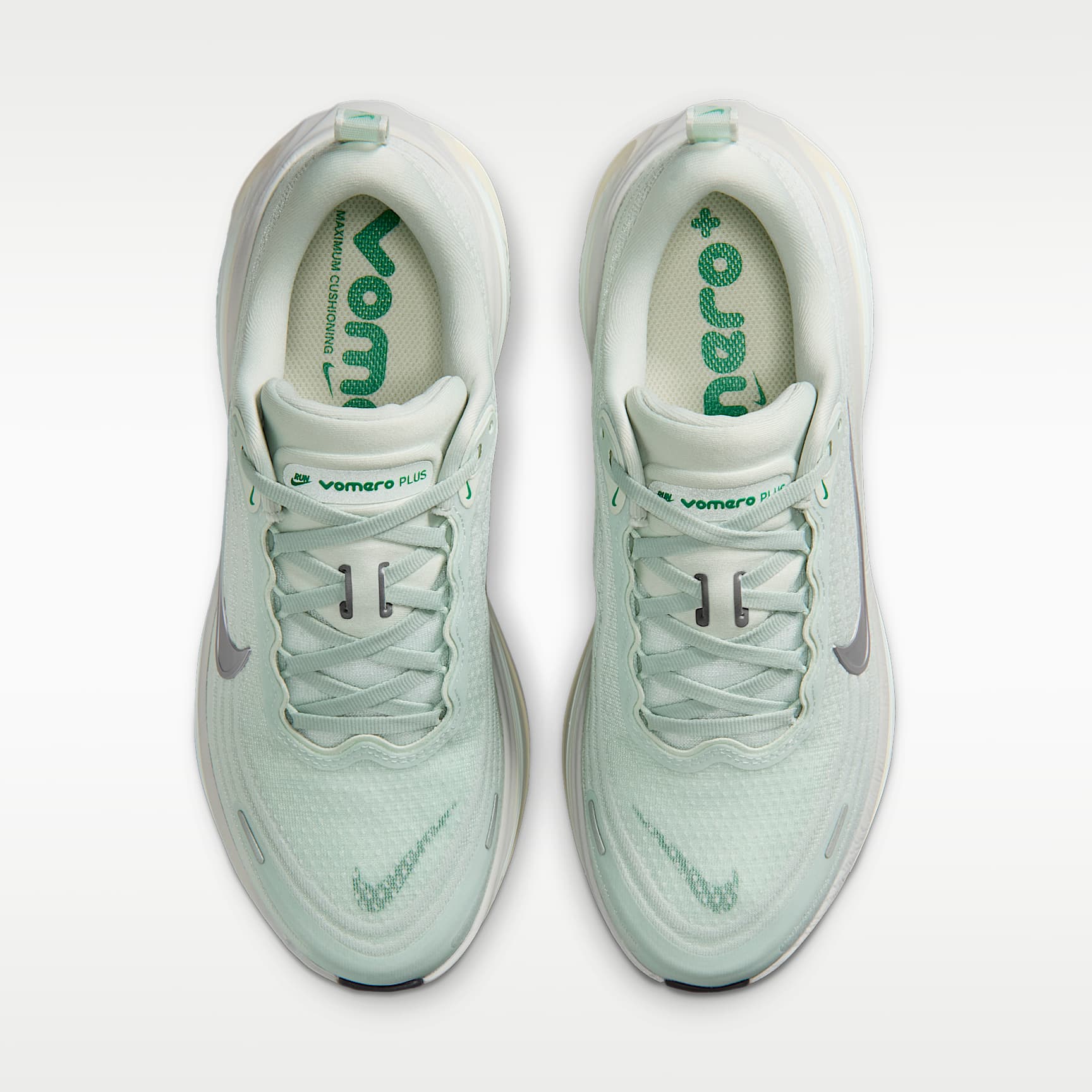 Nike Vomero Plus Straßenlaufschuh (Damen) – Light Silver/Barely Green/Sea Glass/Metallic Silver