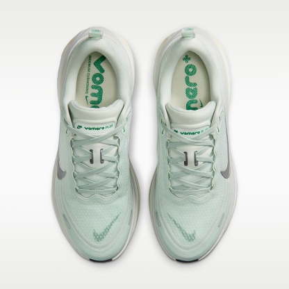 Nike Vomero Plus Straßenlaufschuh (Damen) – Light Silver/Barely Green/Sea Glass/Metallic Silver