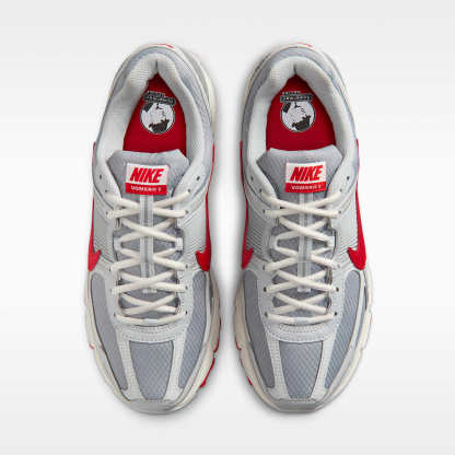 Nike Zoom Vomero 5 SE Herrenschuh – Grey Fog/Particle Grey/Phantom/University Red