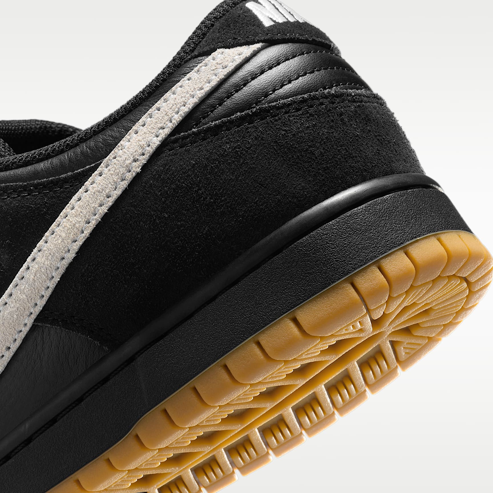 Nike SB Dunk Low Pro Skateboardschuh – Schwarz/Schwarz/Gum Light Brown/Weiß