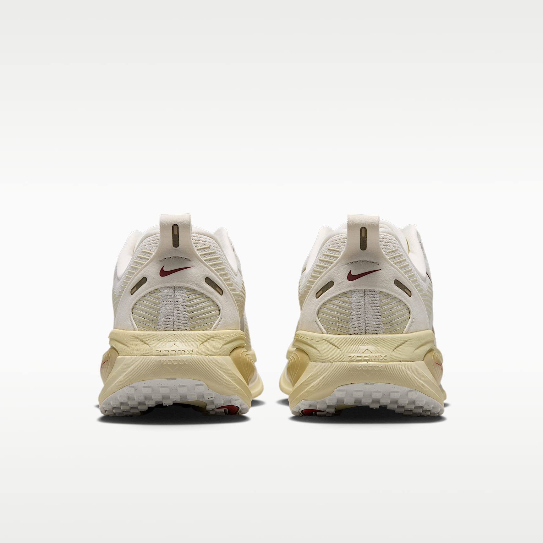 Nike Vomero 18 Straßenlaufschuh (Damen) – Sail/Light Khaki/Filbert/Metallic Gold Grain