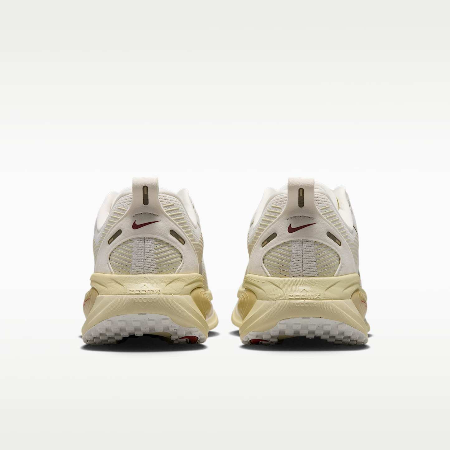 Nike Vomero 18 Straßenlaufschuh (Damen) – Sail/Light Khaki/Filbert/Metallic Gold Grain