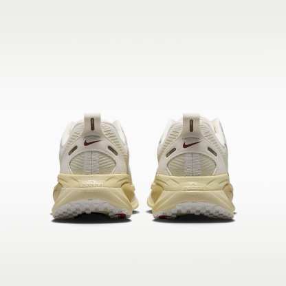 Nike Vomero 18 Straßenlaufschuh (Damen) – Sail/Light Khaki/Filbert/Metallic Gold Grain