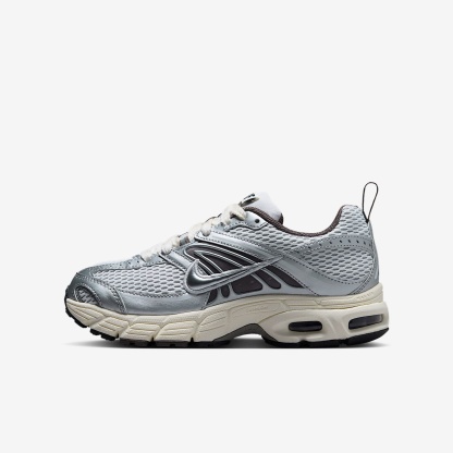 Nike Air Max Moto 2K Schuh für ältere Kinder – Platinum Tint/Cave Stone/Anthracite/Metallic Silver