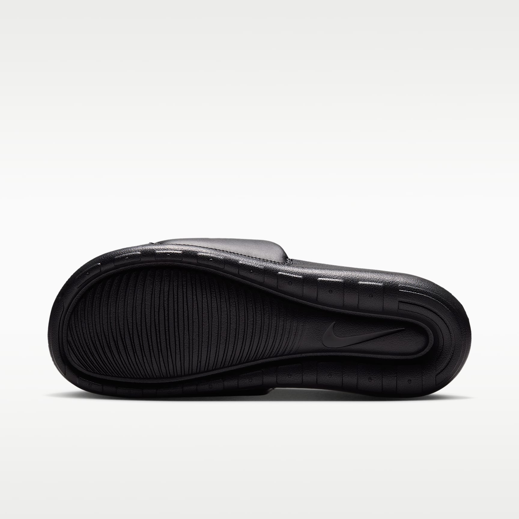 FC Chelsea Victori One Nike Slides (Herren) – Schwarz/Multi-Color/Weiß