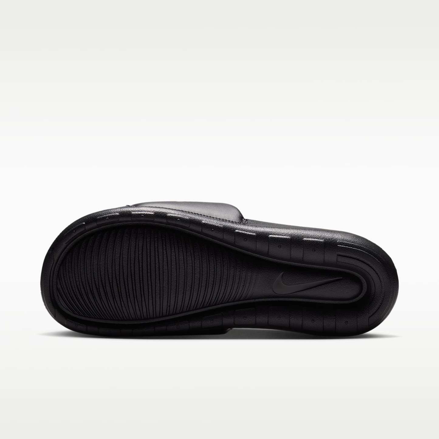 FC Chelsea Victori One Nike Slides (Herren) – Schwarz/Multi-Color/Weiß