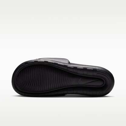 FC Chelsea Victori One Nike Slides (Herren) – Schwarz/Multi-Color/Weiß