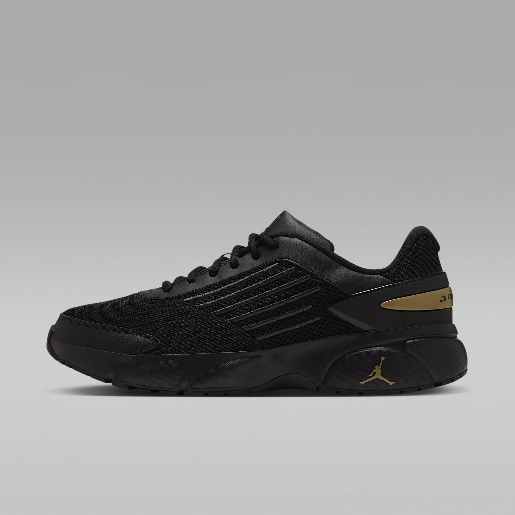 Jordan Trunner Flow Schuhe (Herren) – Schwarz/Metallic Gold/Dark Smoke Grey
