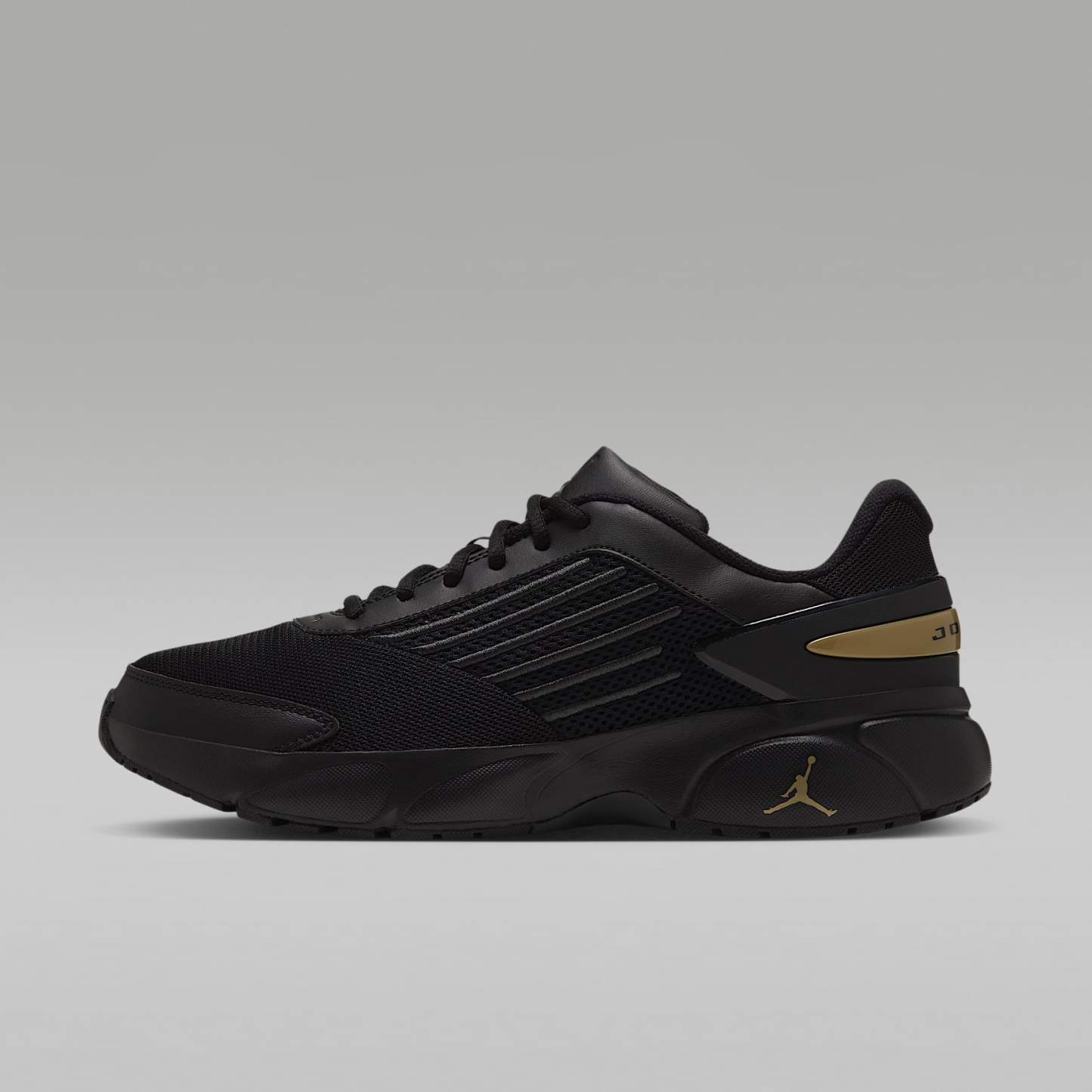 Jordan Trunner Flow Schuhe (Herren) – Schwarz/Metallic Gold/Dark Smoke Grey