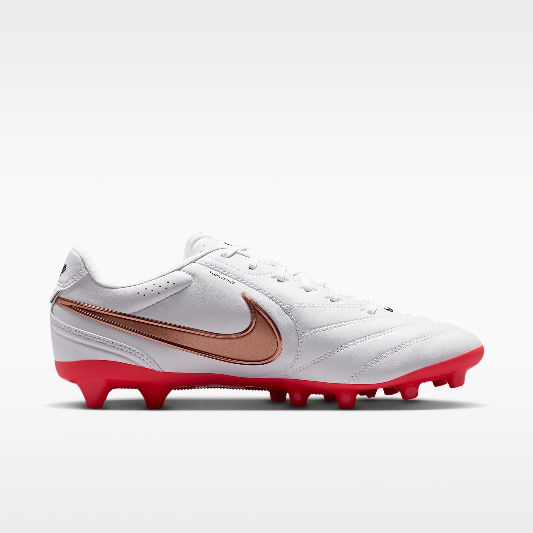 Nike Tiempo Ligera Pro Low-Top-Fußballschuh für Kunstrasen – Weiß/Bright Crimson/Blur