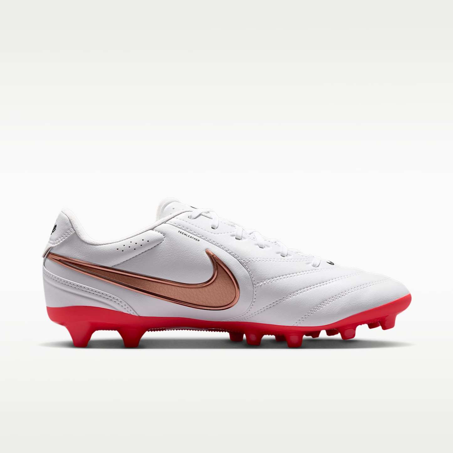 Nike Tiempo Ligera Pro Low-Top-Fußballschuh für Kunstrasen – Weiß/Bright Crimson/Blur