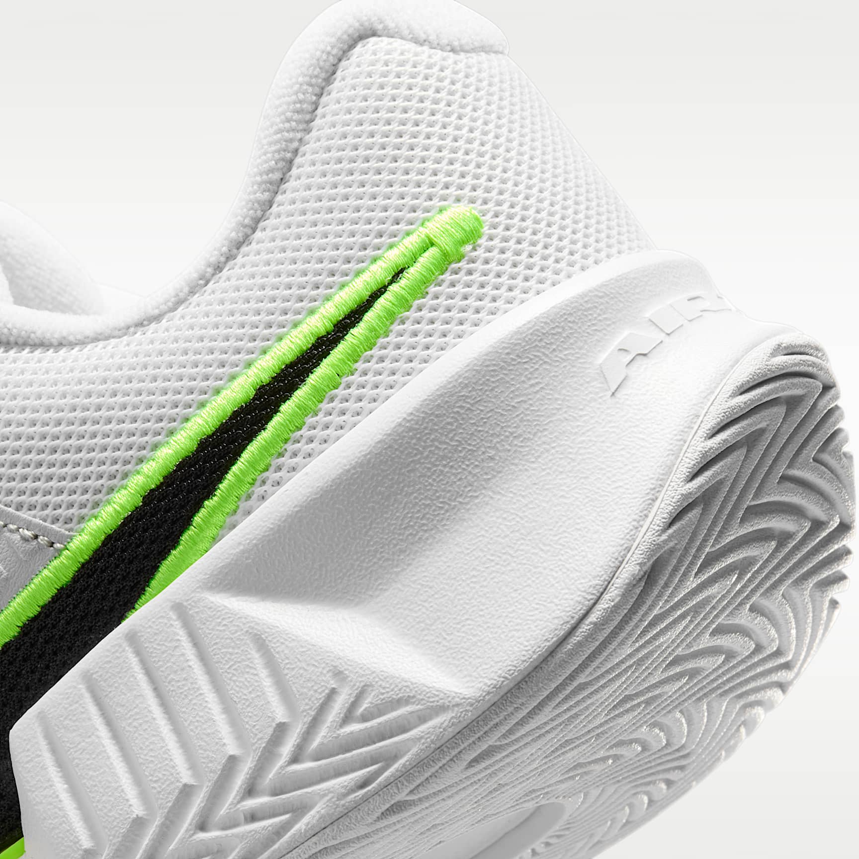 Nike Zoom GP Challenge Pro Tennisschuh für Hartplätze (Damen) – Weiß/Pure Platinum/Volt/Schwarz