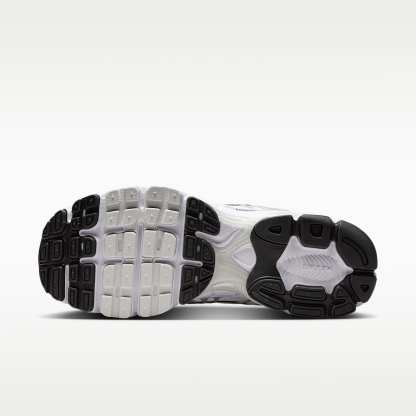 Nike Air Max Moto 2K Schuh mit reflektierenden Akzenten (Damen) – Weiß/Metallic Silver/Schwarz/Photon Dust