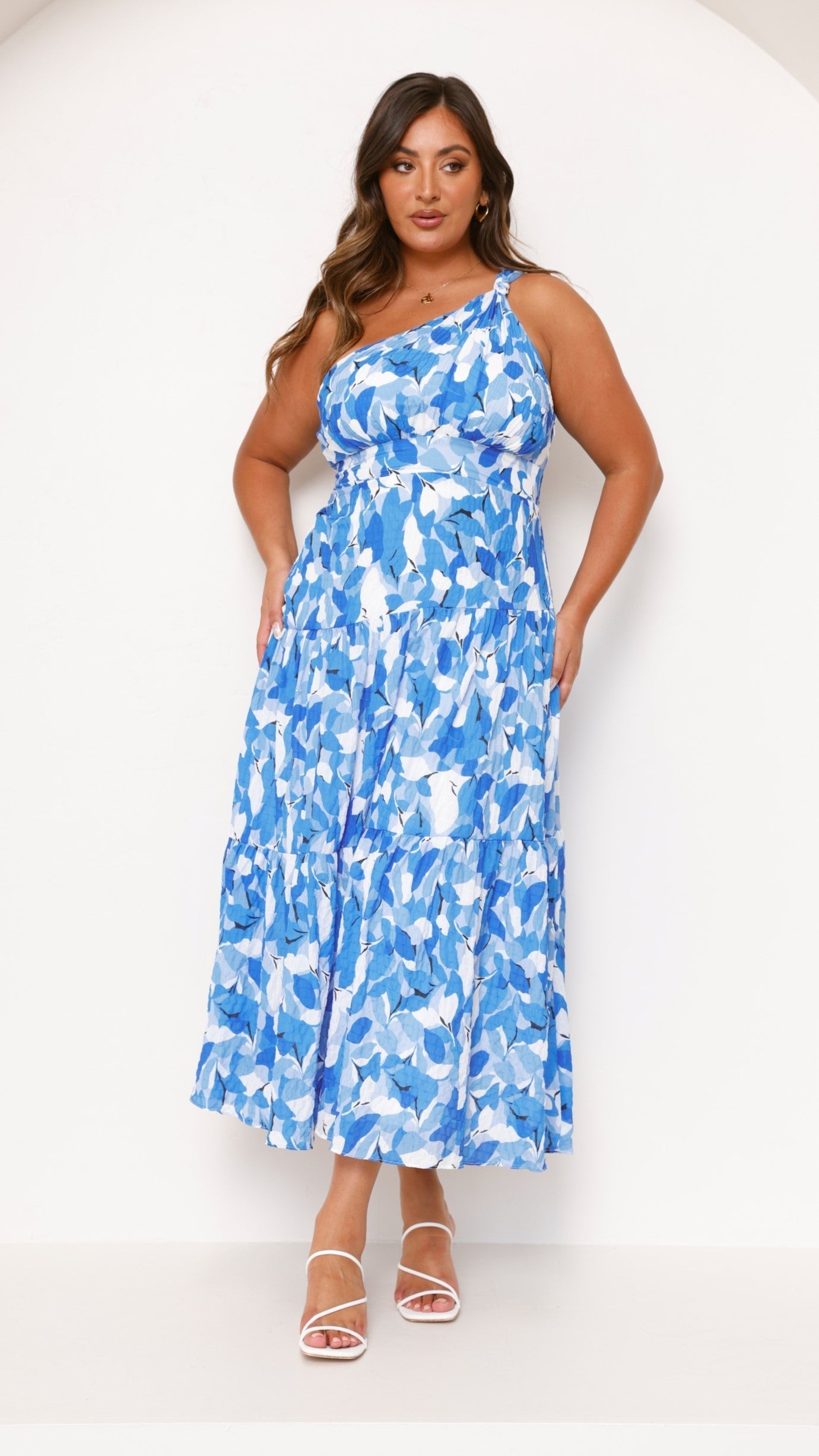 Blue abstract print sleeveless tiered midi dress with cinched waist