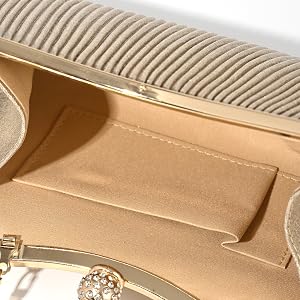The clutch has internal pocket design, convenient for you to store bank cards and other small items.