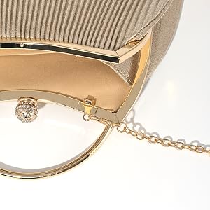 The detachable chain gives you the freedom to carry your handbag the way you choose.