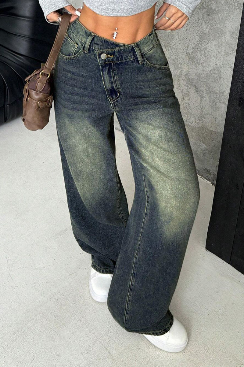 Women‘s Fluid Relaxed Fit Washed Low-Rise Jeans