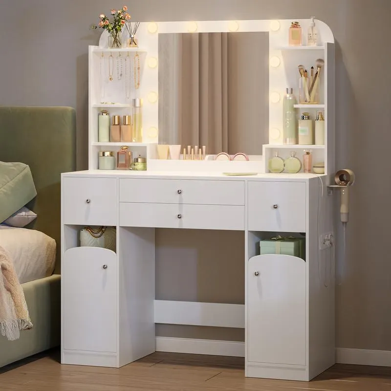 Questo mobile da bagno è dotato di luce a LED, presa di corrente e supporto per asciugacapelli; vanta un ampio piano di lavoro di 108 cm e due grandi cassetti con scomparti per riporre i gioielli.