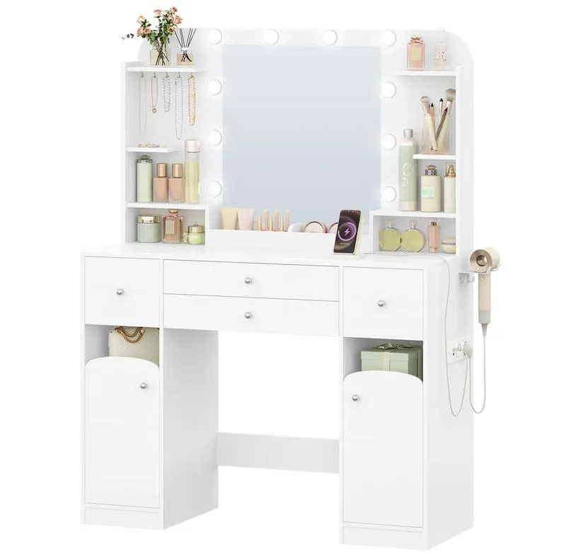 Questo mobile da bagno è dotato di luce a LED, presa di corrente e supporto per asciugacapelli; vanta un ampio piano di lavoro di 108 cm e due grandi cassetti con scomparti per riporre i gioielli.
