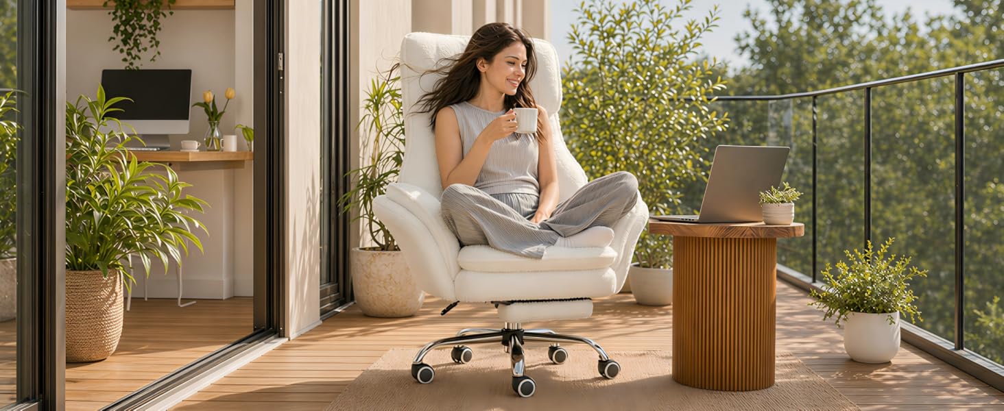 Mujer relajándose en una mecedora de color crema en una terraza exterior cubierta con plantas en macetas, mesa auxiliar de madera y telón de fondo de jardín visible.