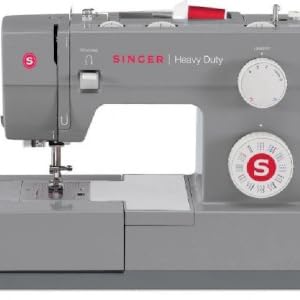 Singer Heavy Duty Nähmaschine in grauer Farbe. Zur Ausstattung gehören ein Einstellrad für die Stichwahl, ein Umkehrhebel und ein Nähfußhebel